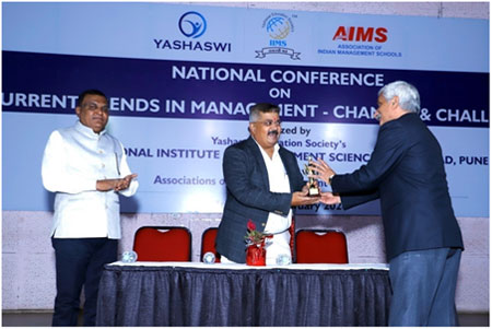 Felicitation of Dr VirajAtre, Key note Speaker for Day 2.